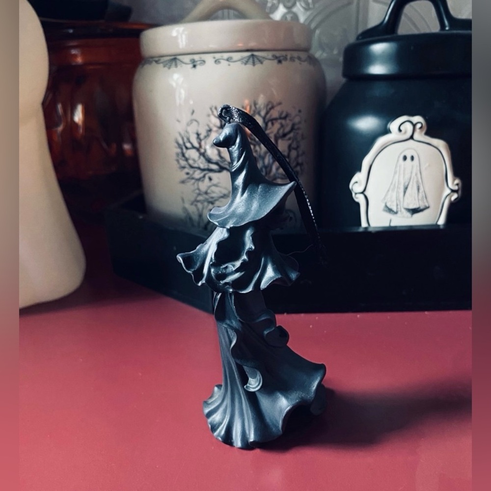 2023 Cracker Barrel Exclusive Black Witch 5” Ornament Halloween Resin Figure